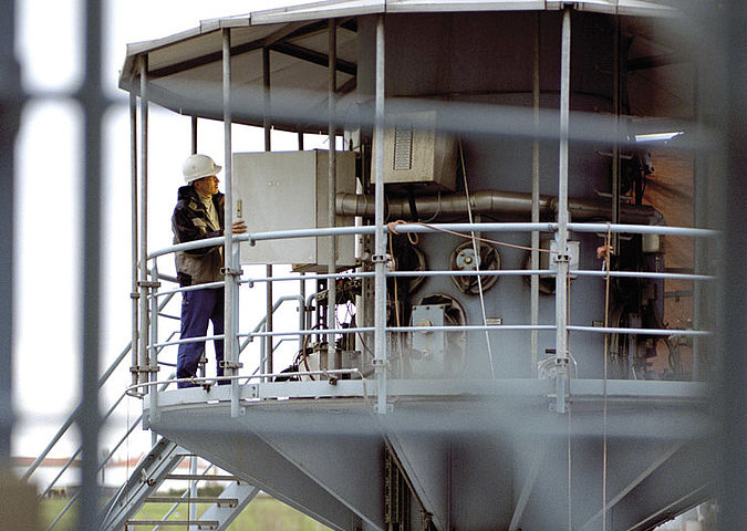 Specialiștii WESSLING în monitorizarea aerului verifică echipamentele de măsurare a pulberilor precum și a unei game variate de gaze reziduale. 