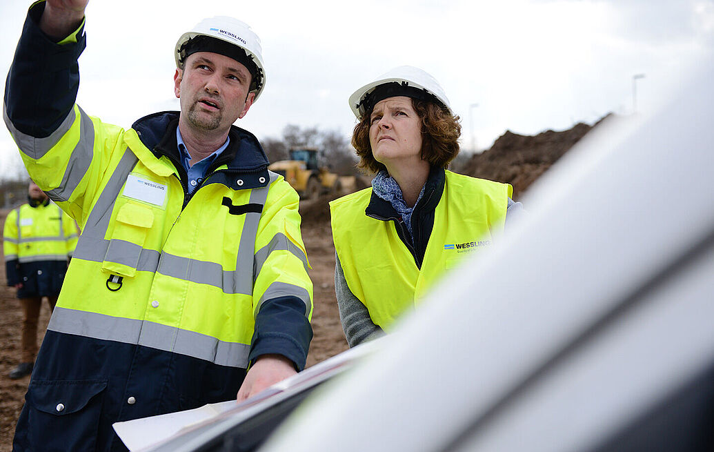 WESSLING Ingenieur und Ingenieurin auf der Baustelle