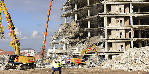 WESSLING Engineers during dismantling work on a construction site