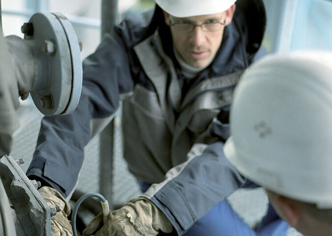 WESSLING measurement technicians document air pollutants.  